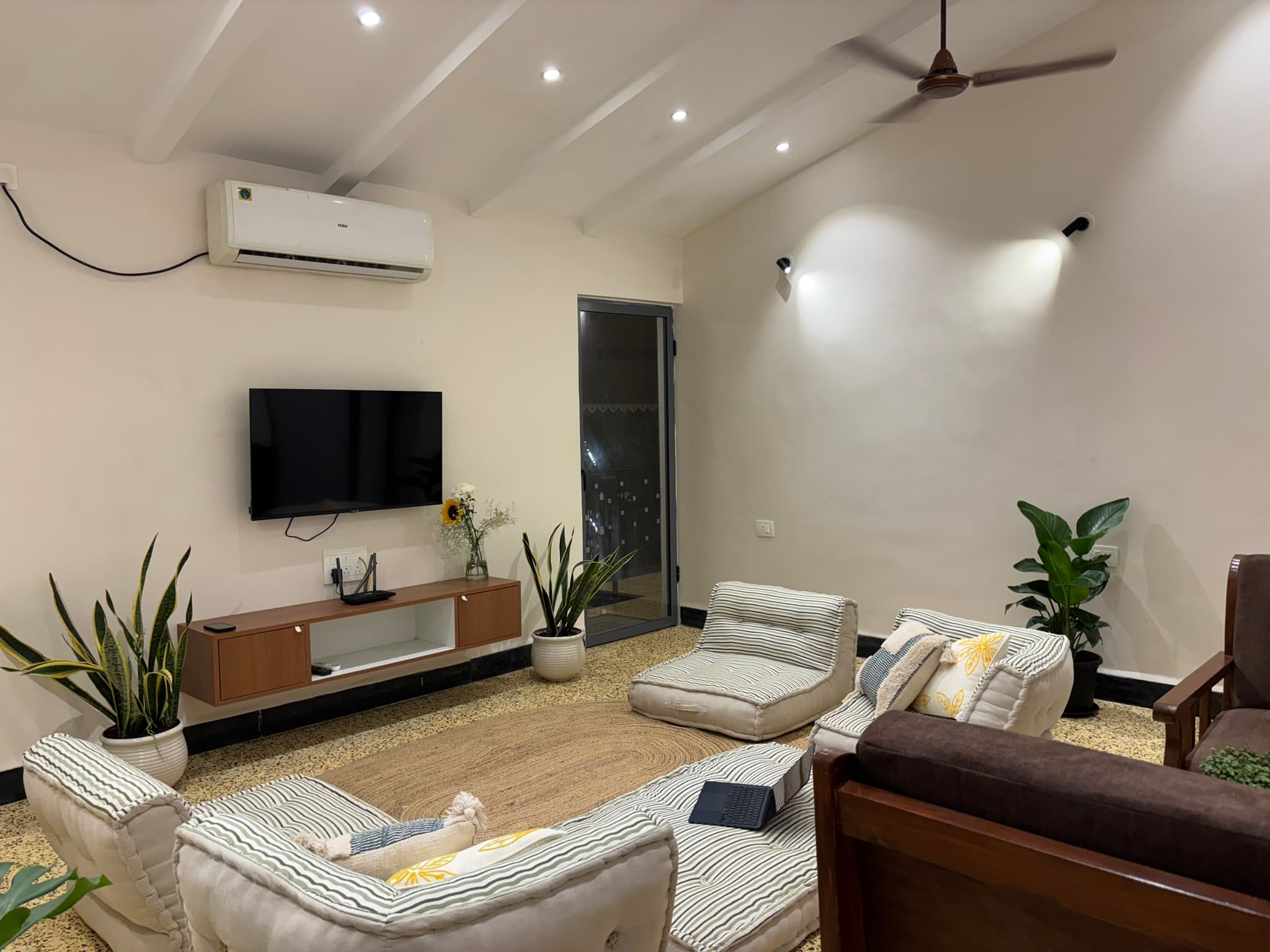 La-Rom Villa living room